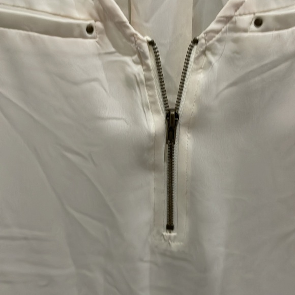 Sleeveless, sheer quarter-zip blouse in cream - Picture 4 of 5